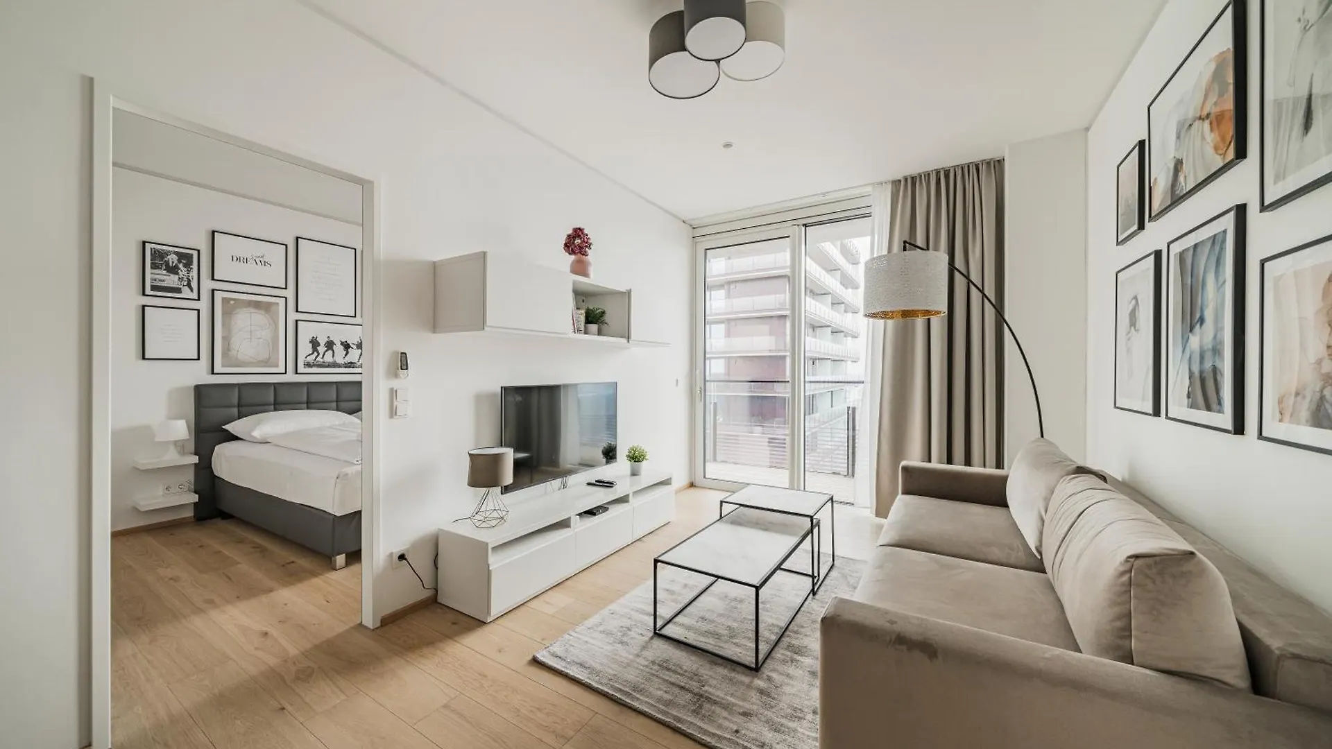Luxury Apartment With View Over Vienna And Pool ile iletişim